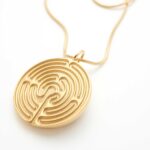 Goudkleurige hanger met labyrint van het leven Productnr.: 8541-1 Energetix Met ketting.